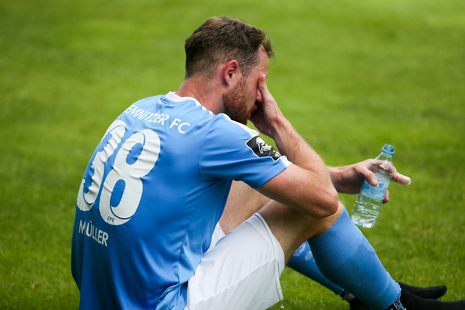 CFC-Mittelfeldmann Tobias Müller saß nach dem Abpfiff konsterniert auf dem Rasen.