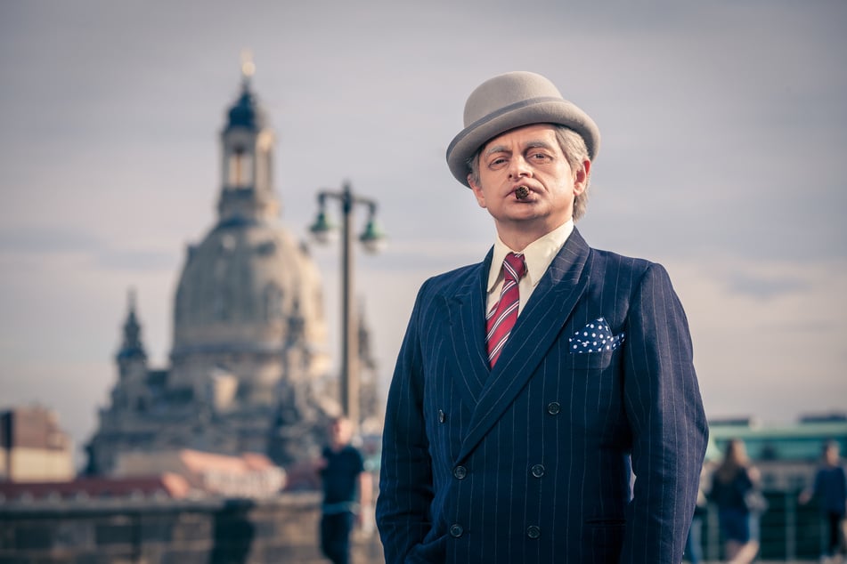 Dauerbrenner im Schatten der Dresdner Frauenkirche: Zack in seiner Rolle als Egon Olsen. Ab 16. Januar 2026 läuft das Stück "Die Olsenbande wechselt die Windeln" wieder im Boulevardtheater.
