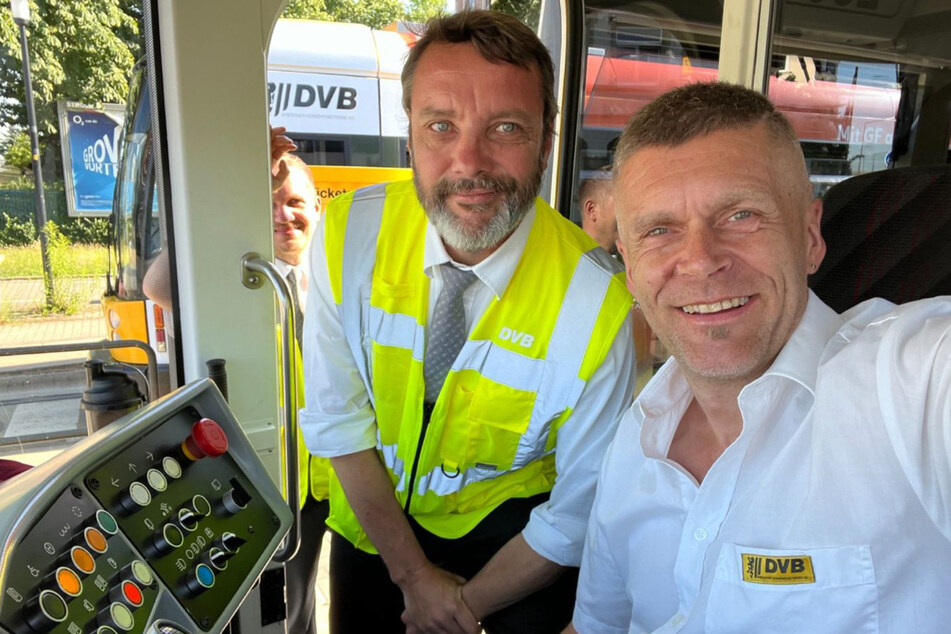 Auch weil es derzeit zu wenige Fahrer gibt, musste DVB-Chef Lars Seiffert (54, r.) am Wochenende selbst ans Steuer der Straßenbahn.