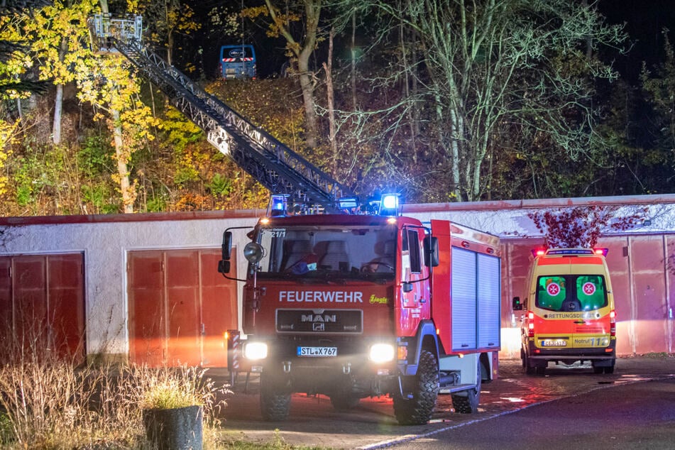 Hinter einem Garagenkomplex konnten eine Frau und ihr Hund gerettet werden.