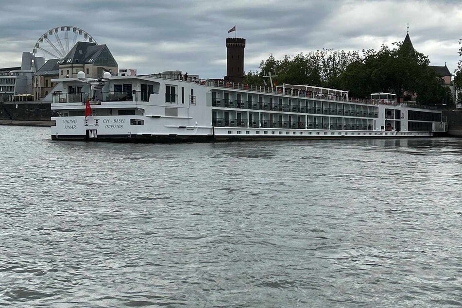 135-Meter-Koloss läuft bei Köln auf Grund: Kapitän kassiert Verwarngeld