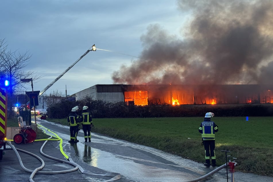 Die Flammen schlugen meterhoch aus der Lagerhalle.