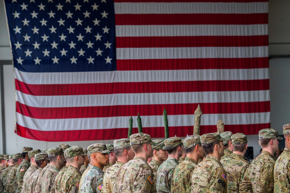 Bayern, Illesheim: US-Soldaten stehen während einer militärischen Zeremonie in den Storck-Barracks vor einer Flagge der Vereinigten Staaten von Amerika.