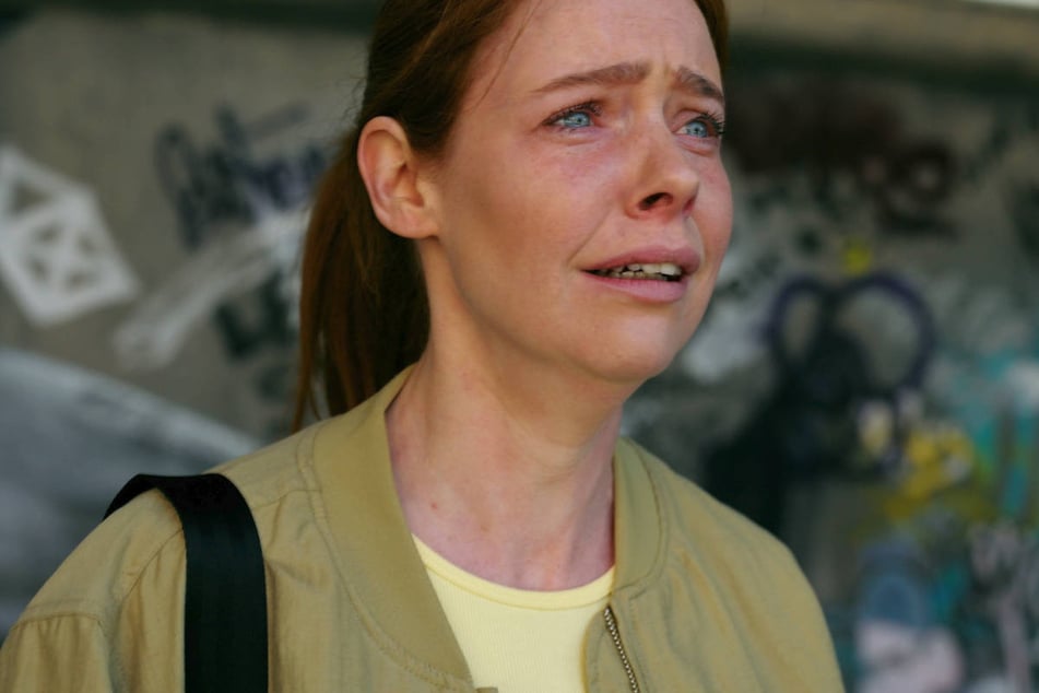 Als Toni die Wahrheit erkennt, schreit sie ihre Wut und Verzweiflung unter Tränen heraus.