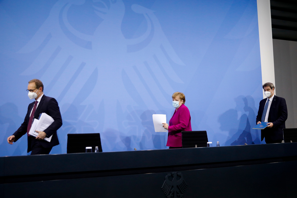 Bundeskanzlerin Angela Merkel (M), Markus Söder (r), Ministerpräsident von Bayern, und Michael Müller, Regierender Bürgermeister von Berlin, kommen nach einem Treffen im Kanzleramt zu einer Pressekonferenz.