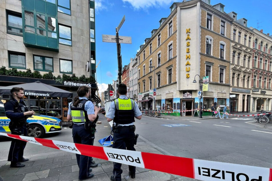 Zahlreiche Einsatzkräfte der Polizei sicherten den Tatort ab