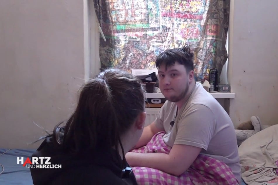 Leon (22, r.) reagiert nicht gut auf die Nachrichten, dass Lisa schon wieder Kontaktaufnahmen vom Jobcenter ignoriert hat.