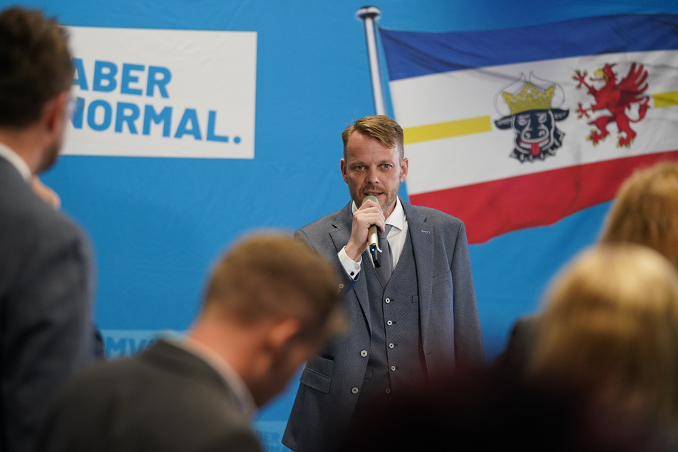 Nikolaus Kramer (AfD) spricht bei der Wahlparty im Achteck.