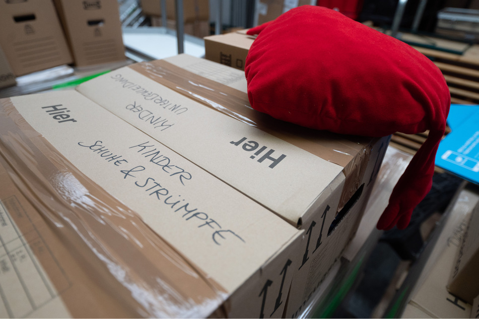 Kisten mit Kinderkleidung stehen in einem Lager des Arbeiter-Samariter-Bund (ASB) - Regionalverband Mittelhessen. Man ist vorbereitet.