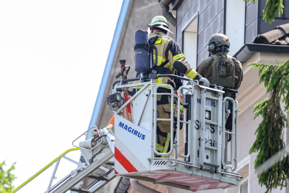 Feuerwehr und ein SEK-Team arbeiteten in Solingen am Samstag Seite an Seite.
