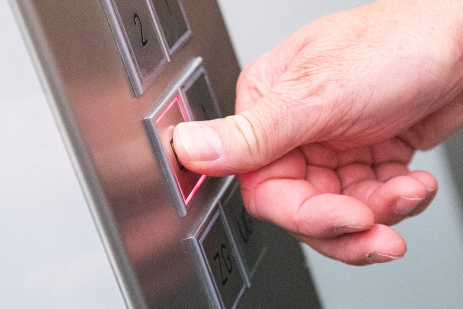 Frau mit 85 Stichen in Fahrstuhl getötet, Ex-Partner vor Gericht