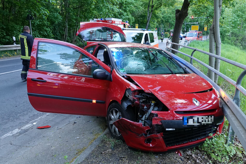 Der rote Renault Clio bekam einiges an Schäden ab, seine Fahrerin landete sogar im Krankenhaus.