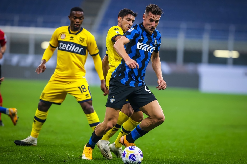 Inter Mailands Andrea Pinamonti (21, r.) im Einsatz gegen Parma Calcio.