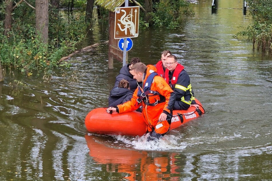 Am Moorwerder Hauptdeich in Hamburg wurden zwei Jugendliche am Sonntag von der Flut überrascht. Sie mussten von der Feuerwehr gerettet werden.