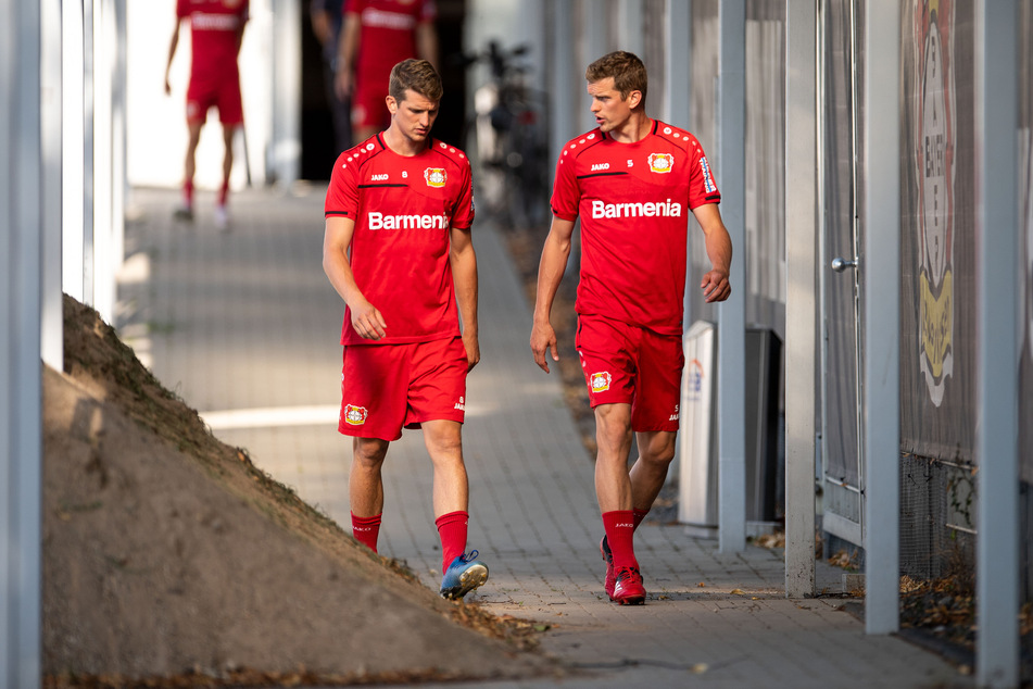 Bayer Leverkusens Lars Bender (31, r.) hat - nach Bekanntgabe des gemeinsamen Karriere-Aus von ihm und Zwillingsbruder Sven im Sommer 2021 - ein hartes Fazit gezogen (Archivbild).