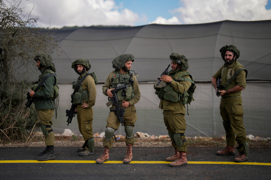 Israelische Soldaten patrouillieren an einer Straße nahe der Grenze zwischen Israel und dem Libanon.