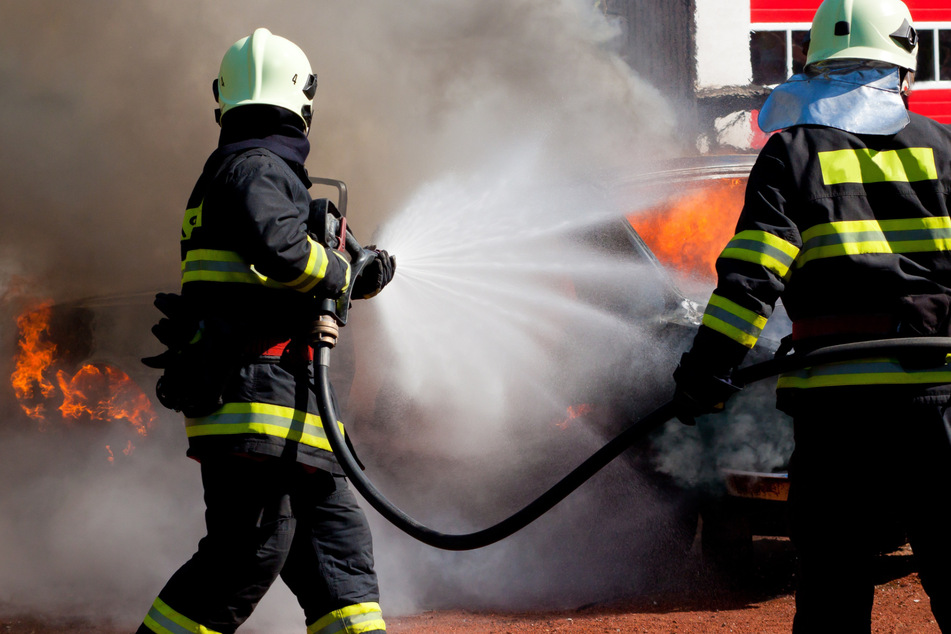 Die Feuerwehr musste am Sonntag einen Garagenbrand in Sachsen-Anhalt löschen. (Symbolbild)