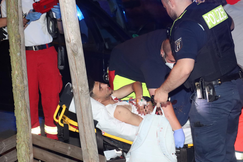 Polizei und Rettungskräfte mussten am späten Samstagabend wegen einer Messerattacke ausrücken.
