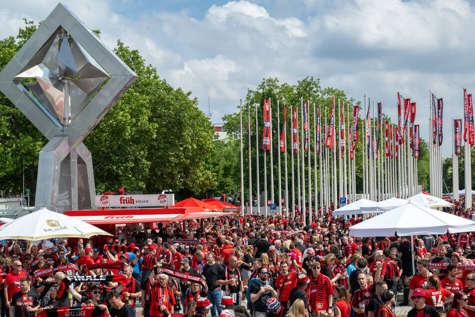 Der Deutsche Meister besiedelt die Hauptstadt! Fans von Bayer Leverkusen am Berliner Hammarskjöldplatz.