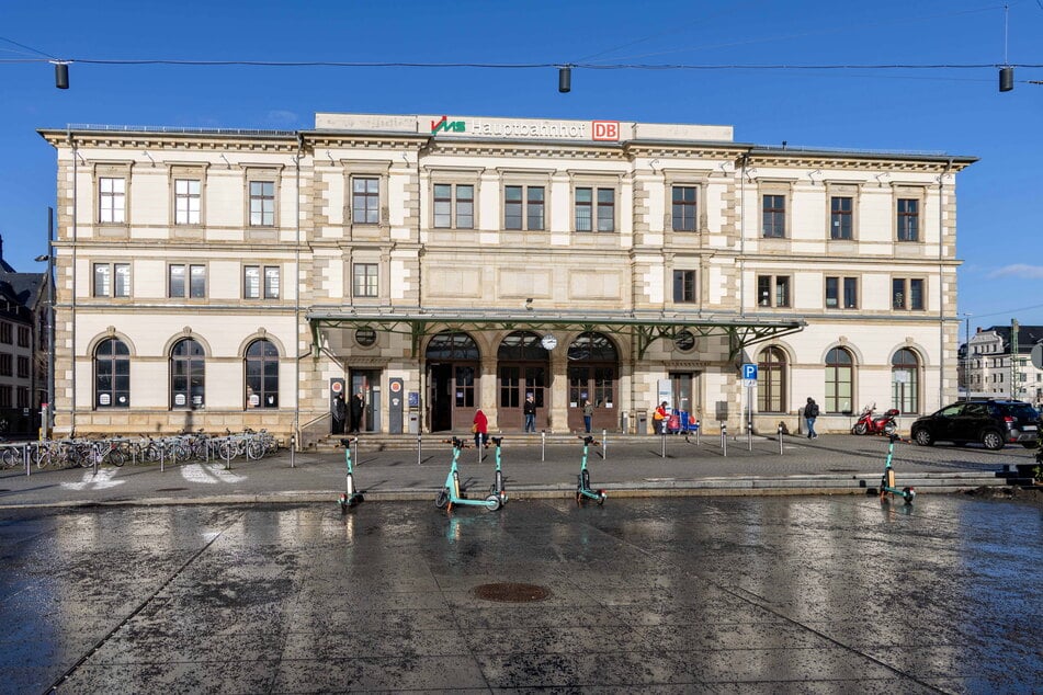 Ein 39 Jahre alter Mann wollte am Chemnitzer Hauptbahnhof Polizisten angreifen, sie setzten Pfefferspray ein.