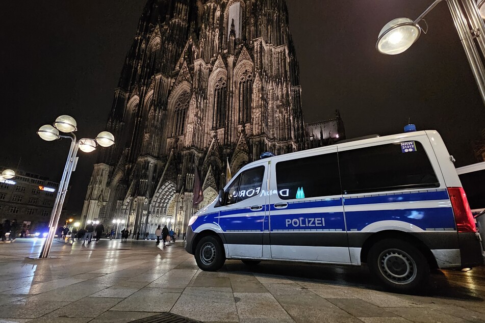 Ab Heiligabend werden Besucher des Kölner Doms vor dem Einlass kontrolliert.