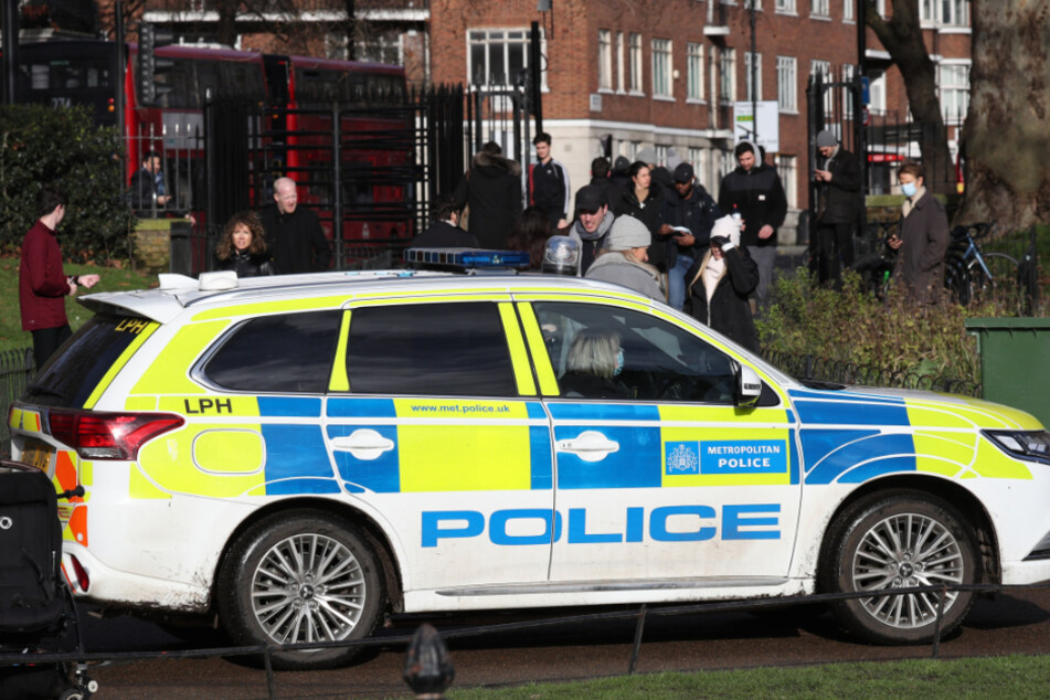 Ein Polizeiauto kontrolliert in England die Corona-Regeln. (Symbolbild)