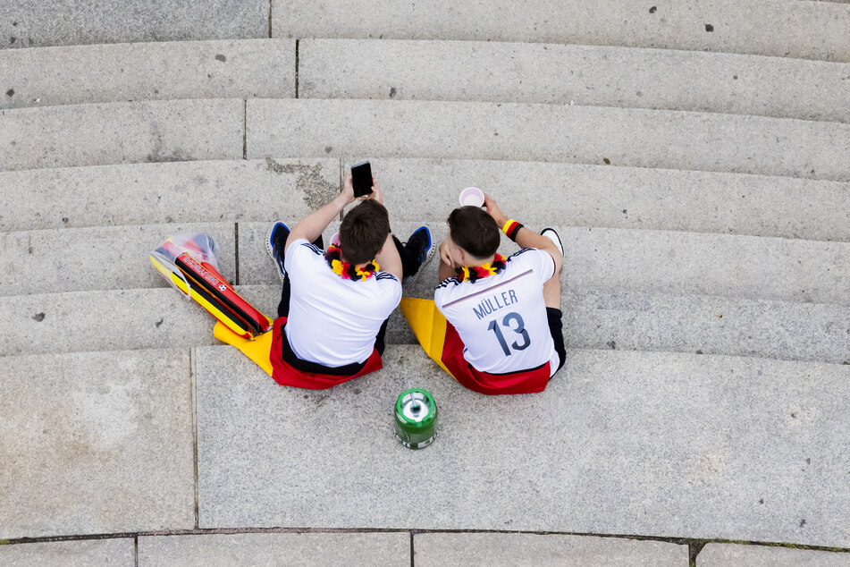 Auch Fußballfans können durch kleine Unachtsamkeiten den Virus weiterverbreiten (Symbolbild).