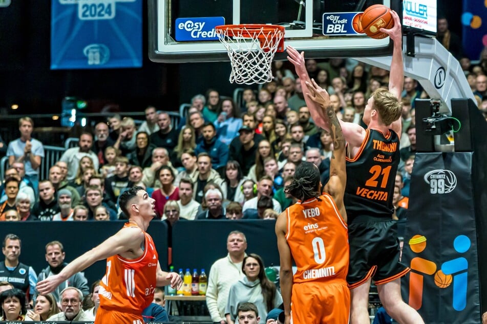 Vechta-Spieler Lars Thiemann (r.) fliegt zum Korb. Die Niners konnten einen Sieg der Niedersachsen am Sonntag nicht verhindern.