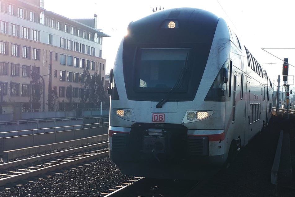 Stadler-KISS-Triebzug "Mecklenburgische Ostseeküste" startete am Dienstagmittag auf seine vorletzte Fahrt für DB Fernverkehr.