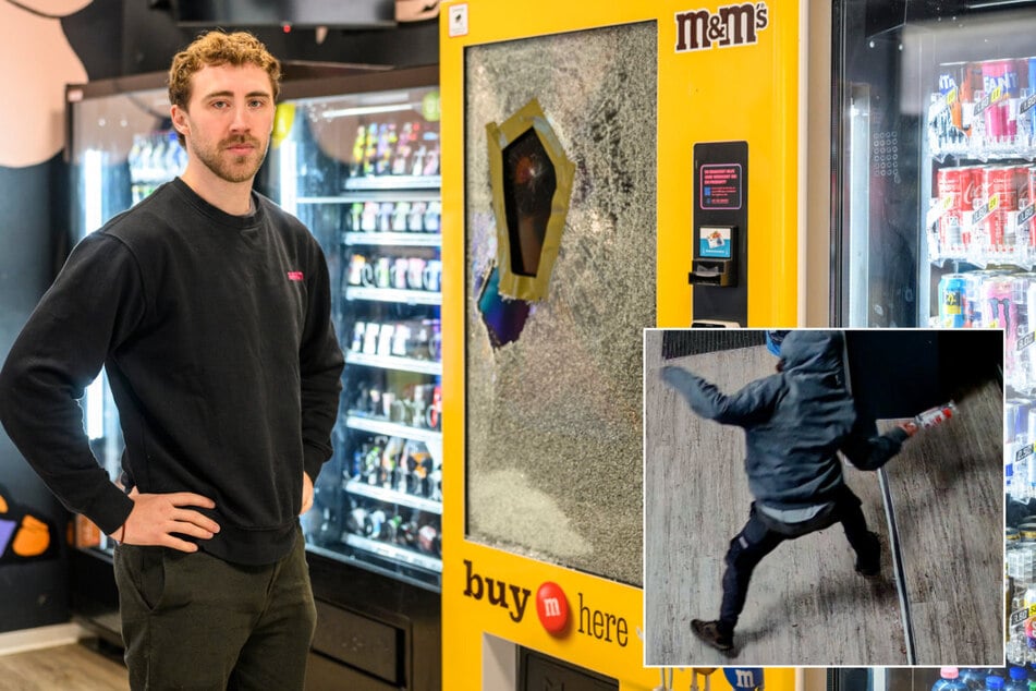 Moritz Mierbach (29) von zuSPÄTI zeigt den demolierten Snackautomaten.