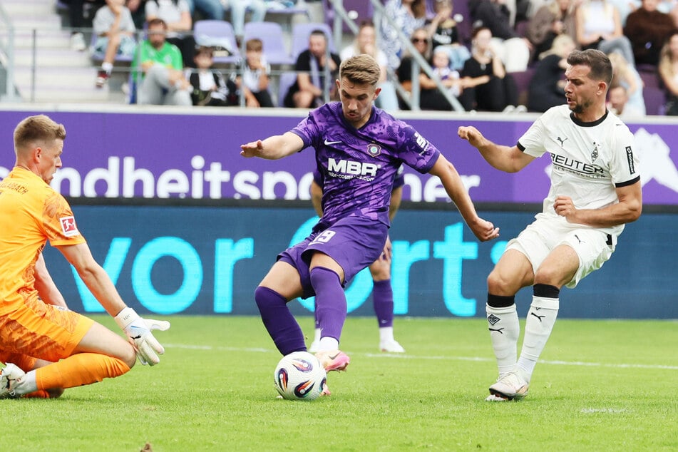 Neuzugang Julian Guttau (25, am Ball) wird den Auftakt gegen Rostock wegen Knieproblemen verpassen.