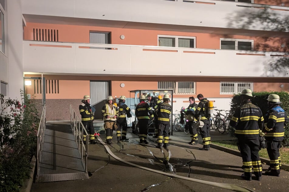 Zahlreiche Einsatzkräfte eilten in der Nacht auf Sonntag zu einem Mehrfamilienhaus in München. Dort war eine Mülltonne in Flammen aufgegangen.