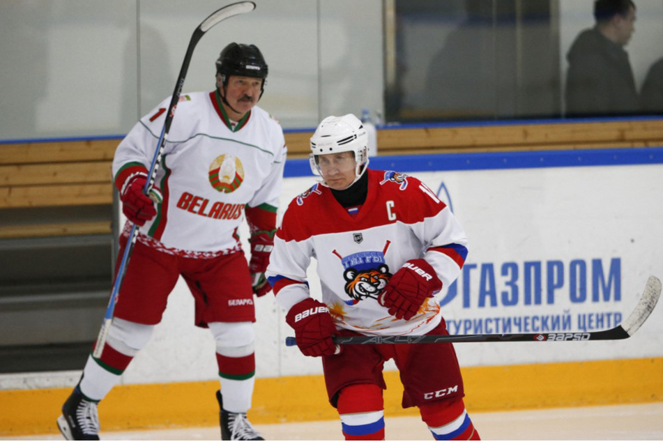 Freundschaftsspiel: Team Putin gegen die Mannschaft von Alexander Lukaschenko (67, Links). Der Diktator von Belarus lässt solche Spiele gerne im Staatsfernsehen ausstrahlen.