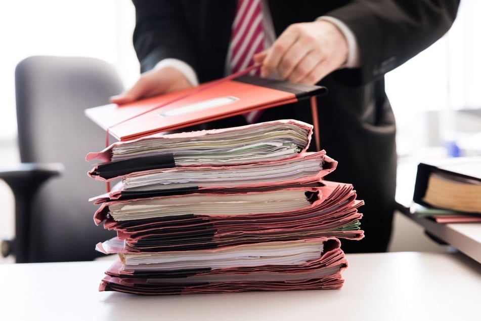 Sollte die Gehaltsregel im deutschen Profifußball tatsächlich umgesetzt werden, rechnet Breuer mit einer Klagewelle.