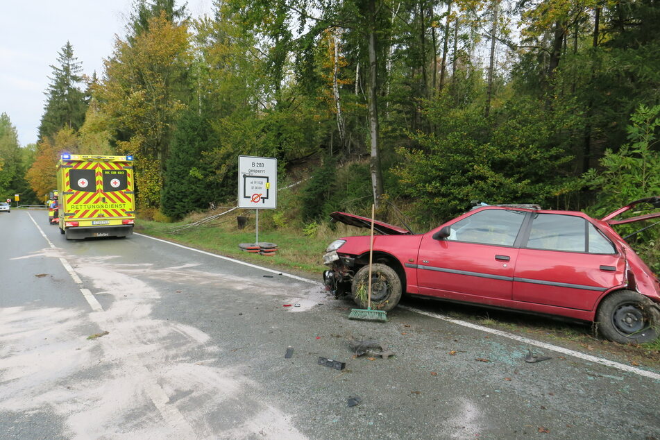 Bei dem Unfall wurden zwei Personen verletzt.