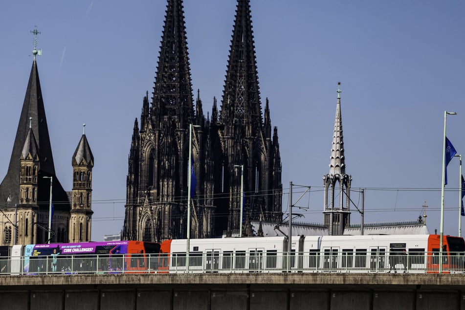 Insbesondere rund um die Deutzer Brücke müssen KVB-Fahrgäste während der CSD-Parade am Sonntag mit Einschränkungen rechnen. (Archivbild)
