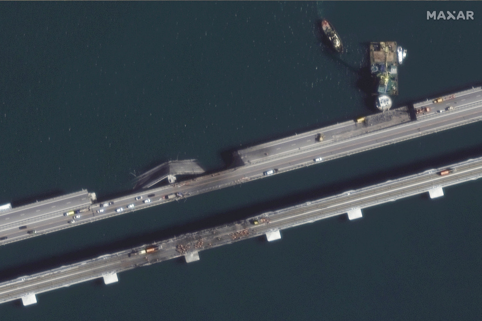 Der Verkehr rollt wieder auf der Brücke von Kertsch, die die Halbinsel Krim über eine Meerenge zwischen dem Schwarzen Meer und dem Asowschen Meer mit Russland verbindet, nachdem die Brücke am 8. Oktober durch eine Explosion beschädigt wurde.