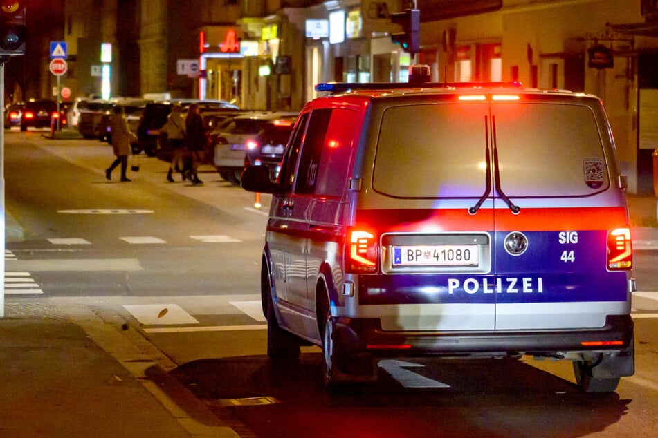 Halbnackter Mann bewundert sich im Spiegel: Als Polizei ihn unterbricht, rastet er aus