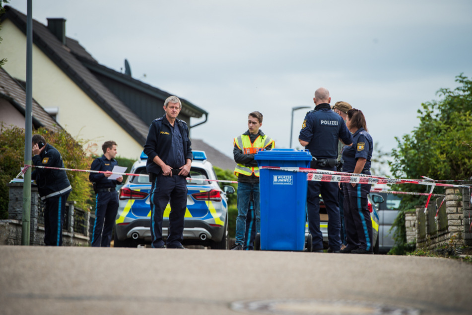 Polizisten stehen an der Einsatzstelle in Altessing.