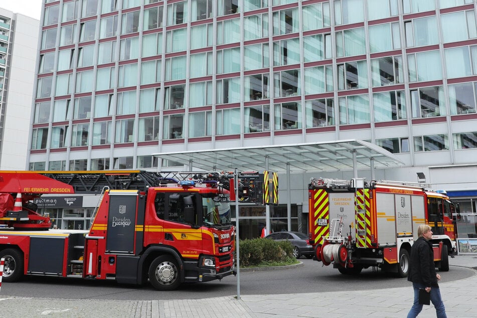 Mit zwei Fahrzeugen rückten die Höhenretter der Dresdner Feuerwehr an die Prager Straße an.