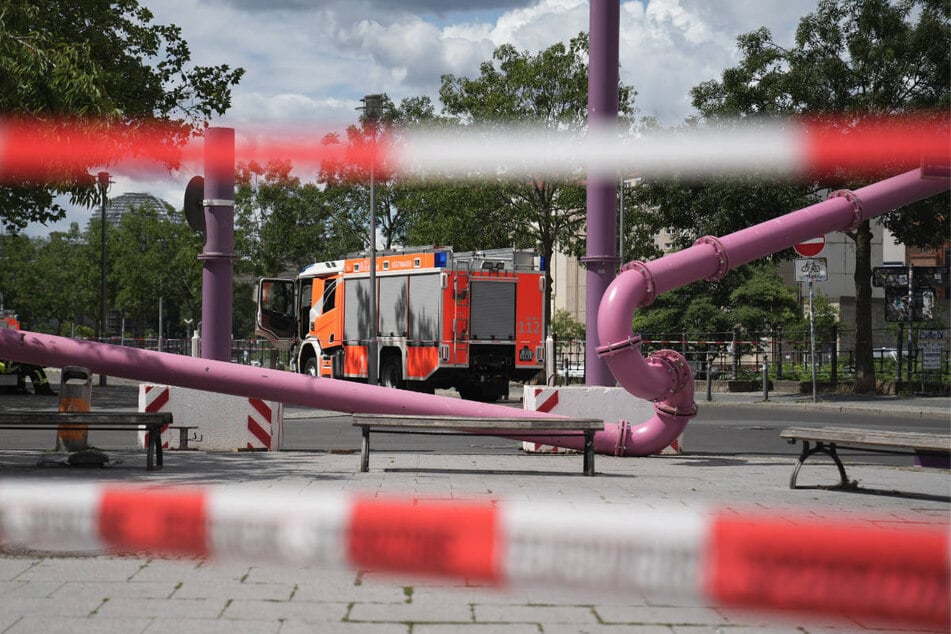 Ein Teil der Wasserleitung ist auf die Straße und den Gehweg gefallen.
