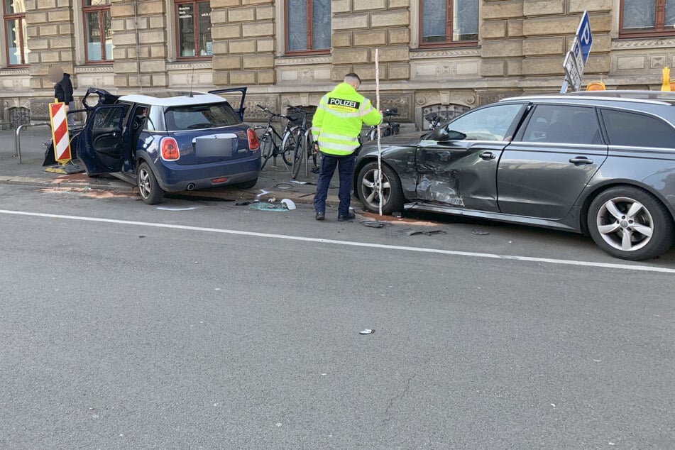 Radler erfasst, Audi gerammt: Mini-Fahrerin baut schweren Unfall in Leipzig