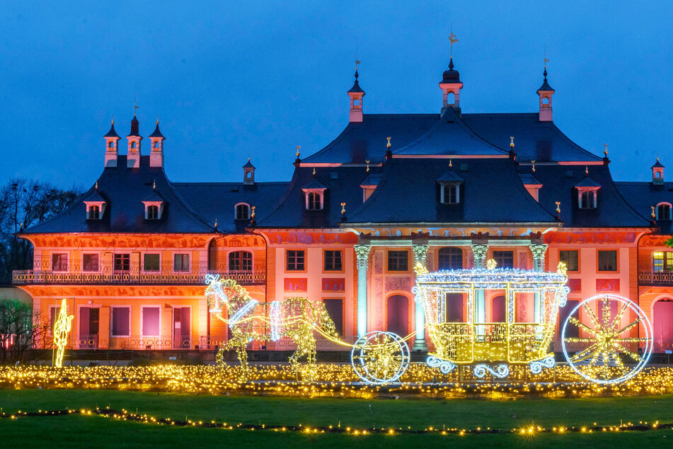 Nur noch bis Sonntag "parkt" die "Christmas Garden"-Lichterkutsche vor Schloss Pillnitz.