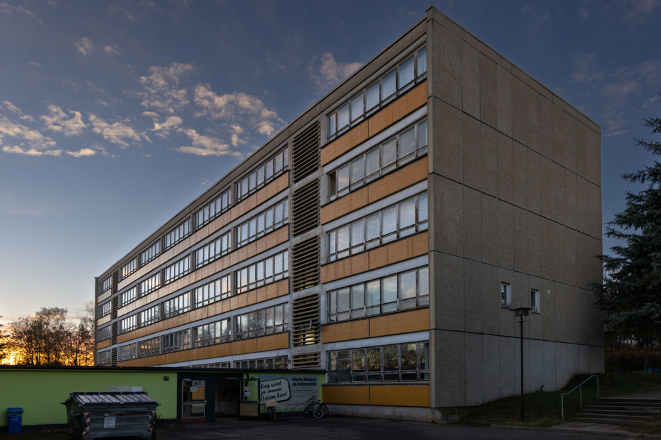 In diesem Plattenbau an der Wittgensdorfer Straße ist die Kooperationsschule provisorisch untergebracht.