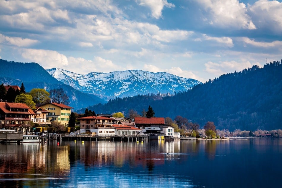 Die Stadt Tegernsee am gleichnamigen See besticht mit einem Ausblick auf den nördlichen Alpenrand.