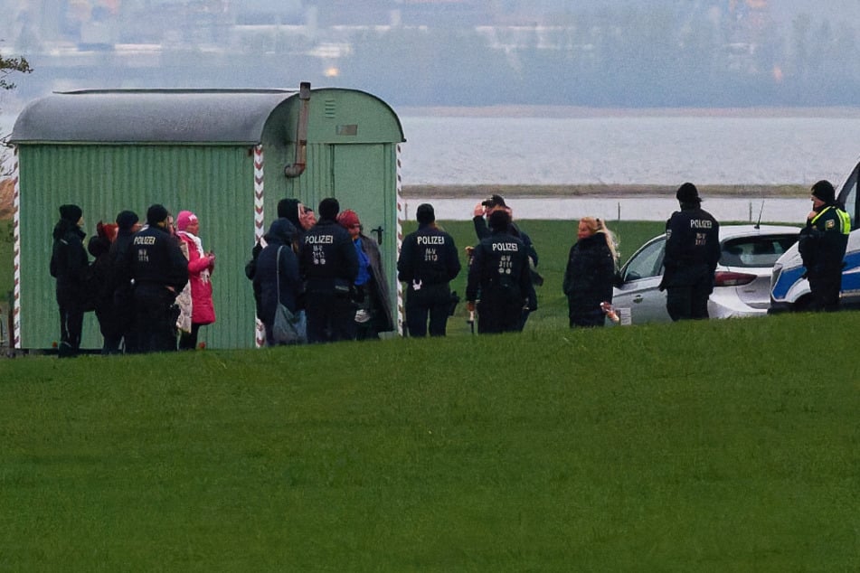 Nachdem einige Demonstranten am Montag durch eine Absperrung gebrochen und in einen Sperrbereich eingedrungen waren, wurden sie von der Polizei zurückgedrängt.