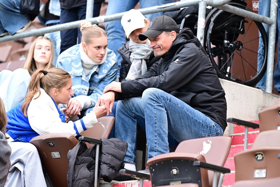 Trainer Alexander Blessin (52) suchte nach Abpfiff Trost bei seiner Familie.