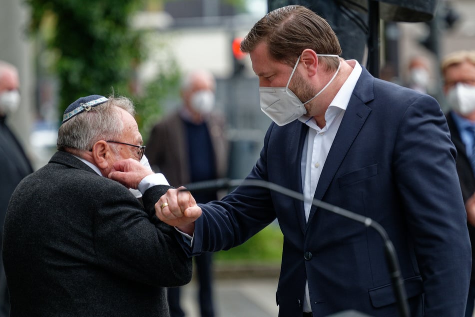 Leonid Goldberg (l.), Vorsitzender der Jüdischen Kultusgemeinde und Tim Kurzbach, Solinger Oberbürgermeister (43, SPD) begrüßen sich bei der Kundgebung gegen Hass.