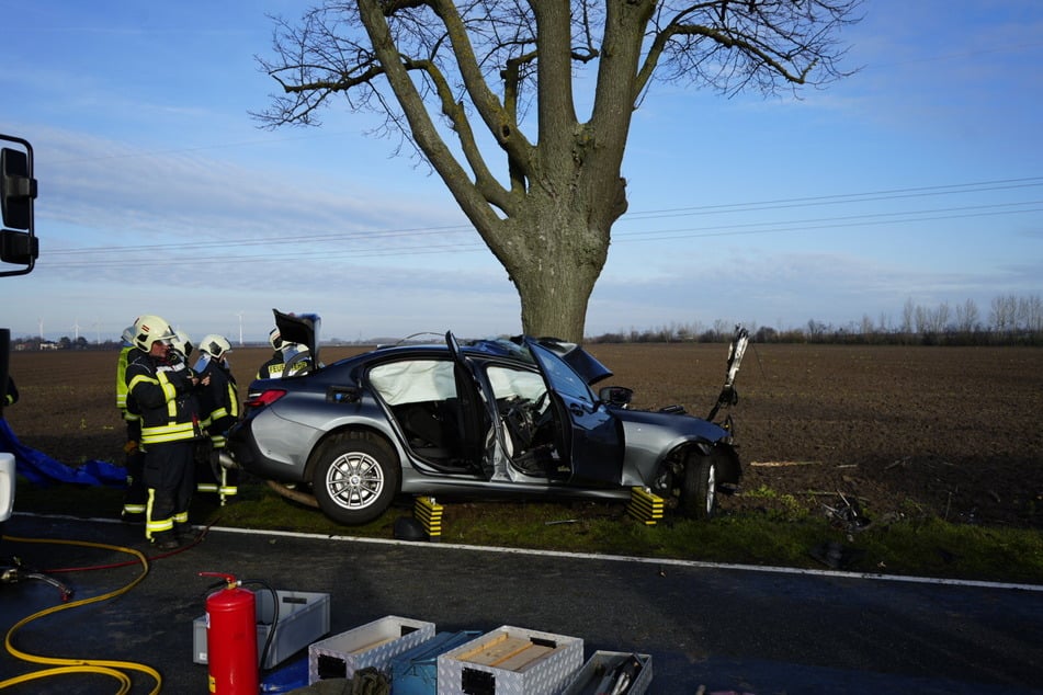 Ein Mercedes krachte am Mittwoch gegen einen Baum.