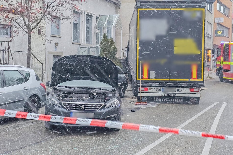 Neben dem Laster wurden zwei weitere Fahrzeuge beschädigt.